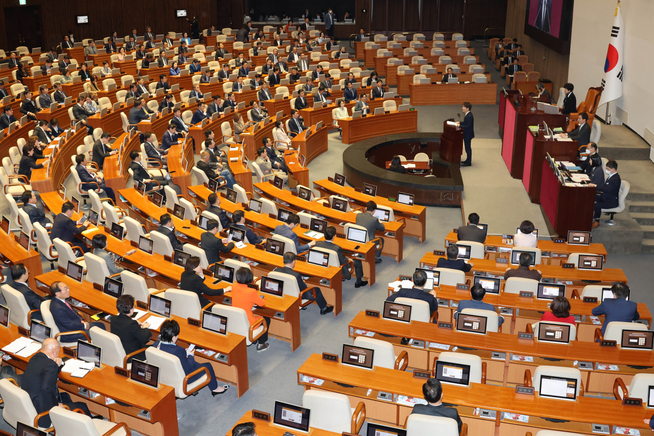 지난 4월 10일 오후 국회에서 열린 전원위원회에서 더불어민주당 이탄희 의원이 첫번째 토론자로 나와 발언하고 있다. [연합]