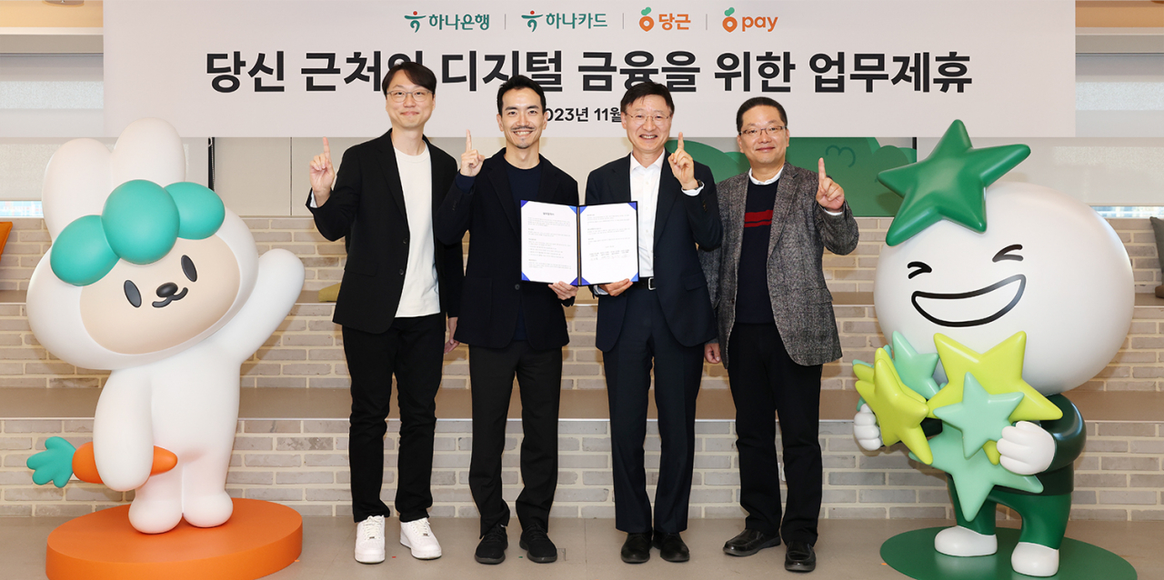 지난 7일 서울 서초구 당근 본사에서 열린 파트너십 체결식에 참석한 이승열(왼쪽에서 세 번째) 하나은행장과 이호성(왼쪽에서 네 번째) 하나카드 대표이사, 황도연(왼쪽에서 두 번째) 당근 대표, 안중현(왼쪽에서 첫 번째) 당근페이 부사장이 기념촬영을 하고 있다.[하나은행 제공]