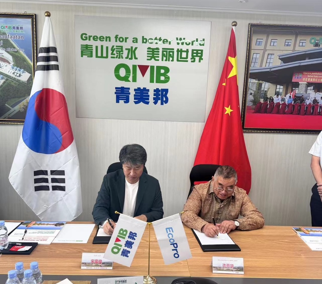 송호준(왼쪽) 에코프로 대표와 허개화 GEM 회장이 지난 3일 인도네시아에서 니켈 제련소 QMB 2기 투자 계약 체결식에서 계약서에 서명하고 있다. [에코프로 제공]