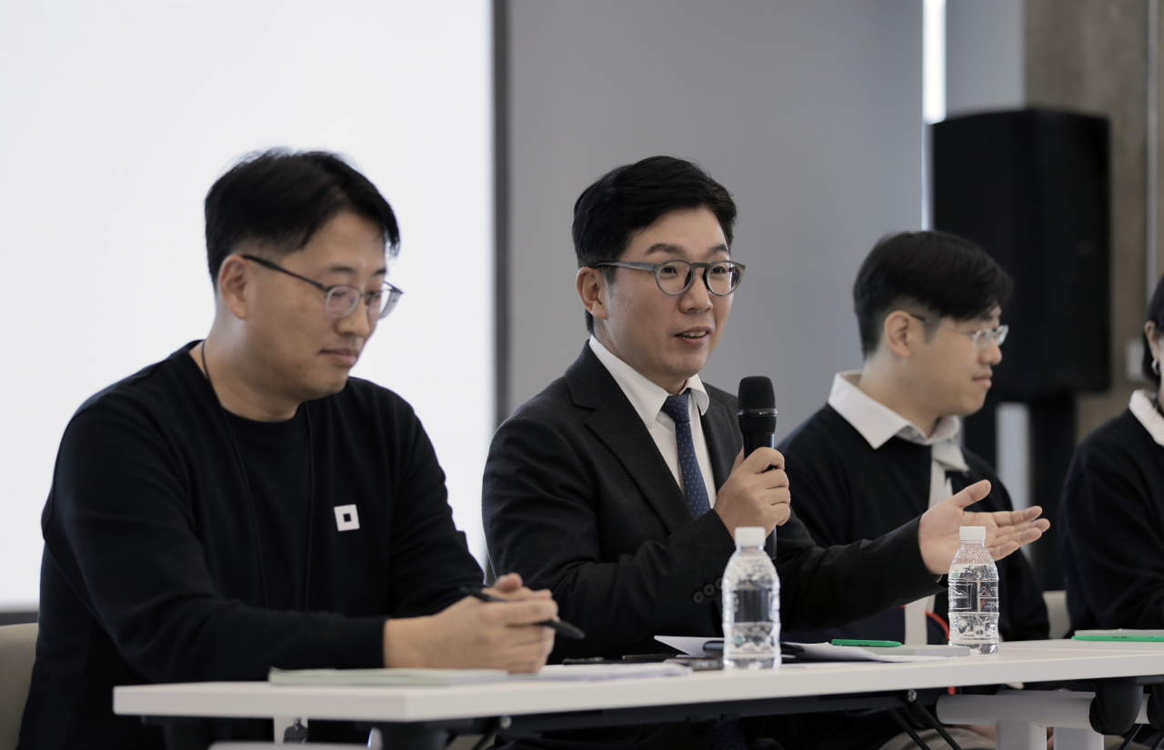 각 세종 밋업 행사에서 질문에 응답하는 김유원(가운데) 네이버클라우드 대표. [네이버 제공]
