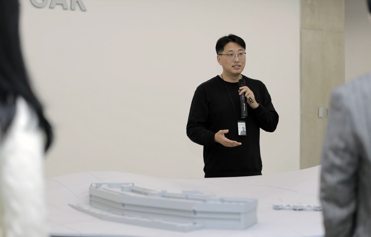 미디어 투어 행사에서 각 세종에 대해 설명하고 있는 노상민 네이버클라우드 센터장. [네이버 제공]
