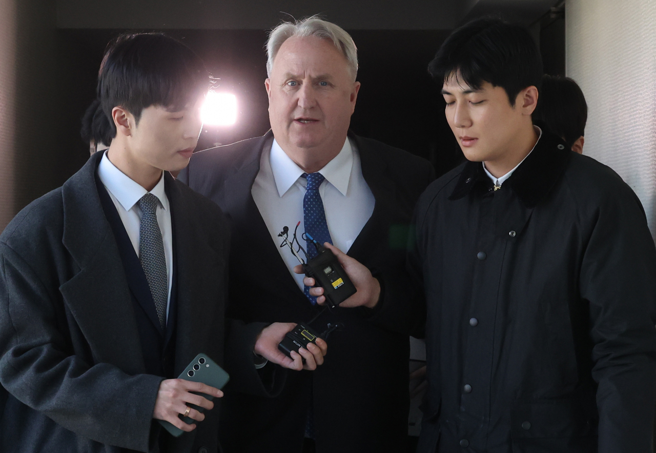 인요한 국민의힘 인요한 혁신위원장이 7일 오후 김종인 전 미래통합당(국민의힘 전신) 비상대책위원장을 만나기 위해 서울 종로구 김 전 위원장의 사무실로 들어서기 전 기자들의 질문에 답하고 있다. [연합]
