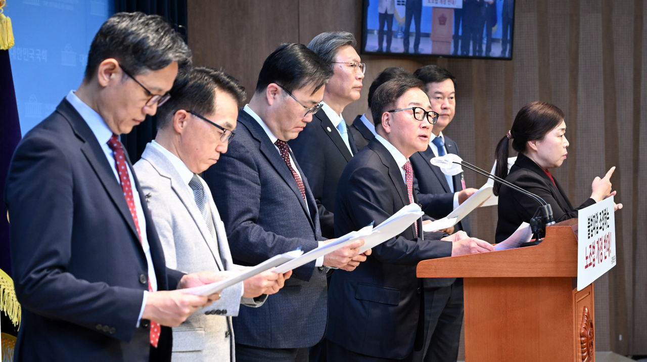 이동근(사진 가운데) 한국경영자총협회 상근부회장이 8일 서울 여의도 국회 소통관에서 '노동조합법 개정 반대 경제 6단체 공동 기자회견'을 하고 있다. 이상섭 기자