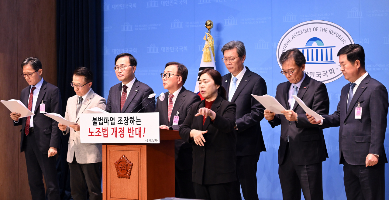경제6단체 부회장단이 8일 서울 여의도 국회 소통관에서 '노동조합법 개정 반대 경제 6단체 공동 기자회견'을 하고 있다. 강석구(왼쪽부터) 대한상공회의소 조사본부장, 이호준 한국중견기업연합회 상근부회장, 홍석준 국민의힘 국회의원, 이동근 한국경영자총협회 상근부회장, 김창범 한국경제인협회 상근부회장, 이명로 중소기업중앙회 상무이사 ,김고현 한국무역협회 전무. 이상섭 기자