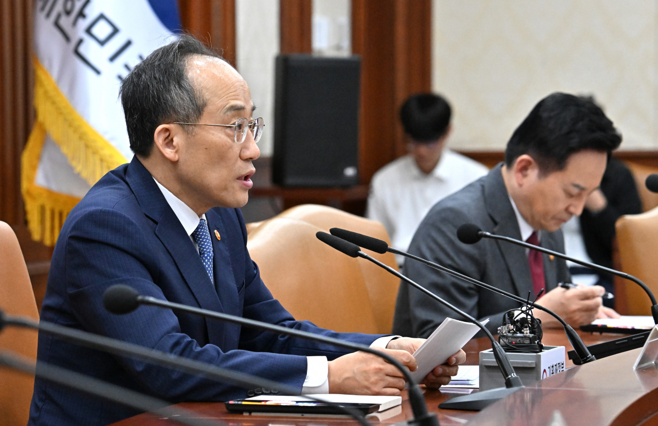 추경호(왼쪽) 경제부총리 겸 기획재정부 장관이 8일 서울 종로구 정부서울청사에서 열린 비상경제장관회의 겸 수출투자대책회의에 참석해 모두발언을 하고 있다. 임세준 기자