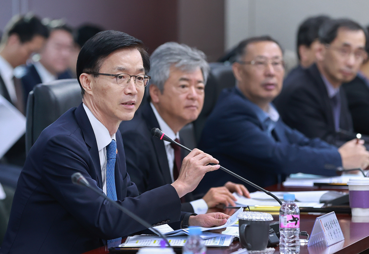 방문규(왼쪽 첫번째) 산업통상자원부 장관이 8일 서울 종로구 한국무역보험공사에서 열린 제2차 ‘민관 합동 수출확대 대책회의’ 겸 ‘한·중동 경제협력 민관추진위원회’에서 모두발언을 하고 있다.［산업통상자원부 제공］