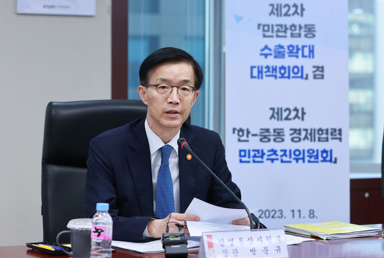 방문규 산업통상자원부 장관이 8일 서울 종로구 한국무역보험공사에서 열린 제2차 ‘민관 합동 수출확대 대책회의’ 겸 ‘한·중동 경제협력 민관추진위원회’에서 모두발언을 하고 있다.［산업통상자원부 제공］
