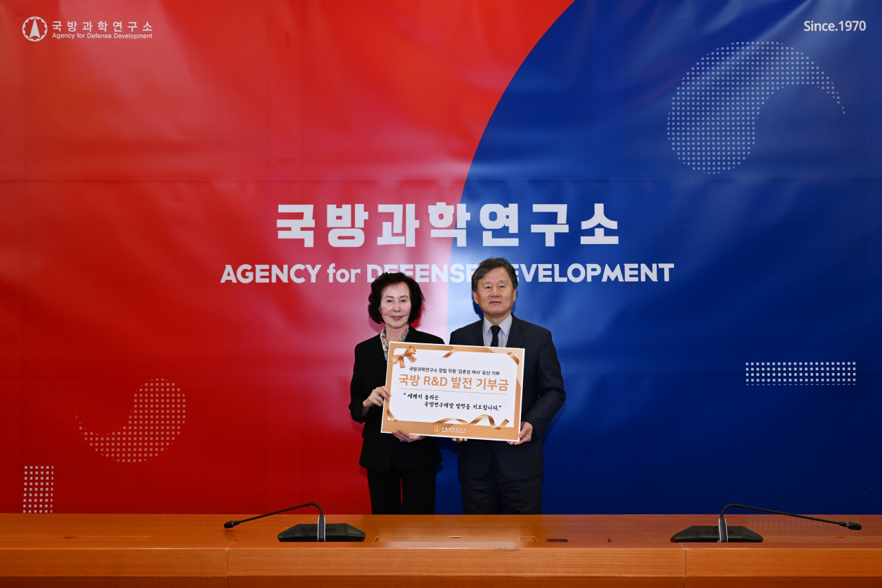 지난 7일 ADD를 방문한 강춘강 여사(좌측)가 박종승 ADD 소장과 유산 기부 의사 전달 기념촬영을 하고 있다.[ADD 제공]