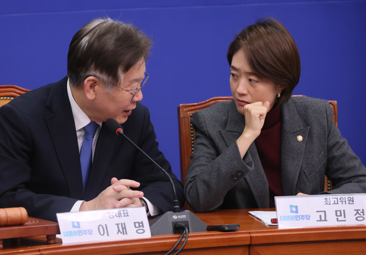 이재명 더불어민주당대표와 고민정 최고위원이 1일 국회에서 열린 최고위원회의에서 대화하고 있다. [연합]