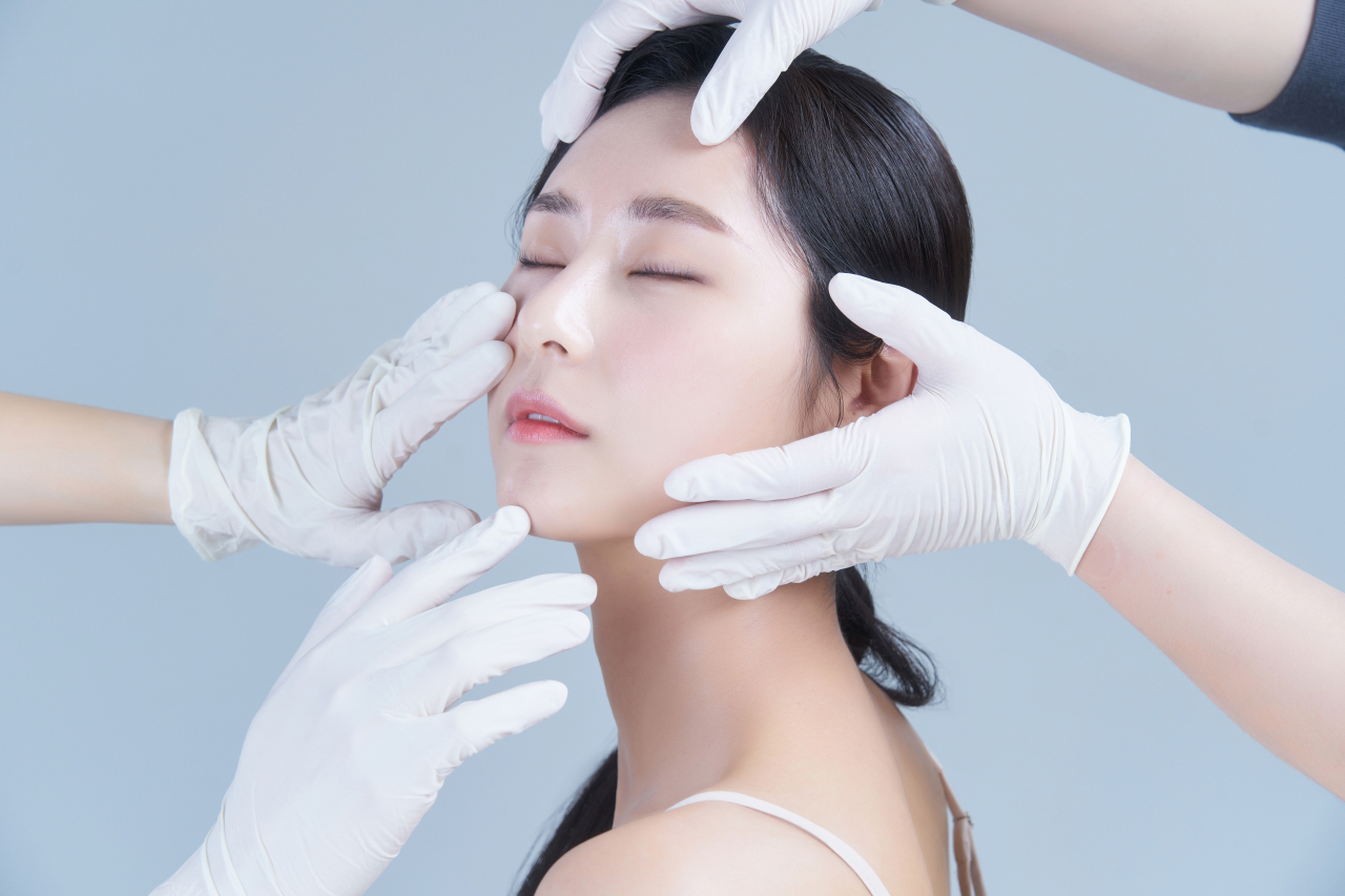 여성이 가장 많이 하는 성형수술이 '눈'이라면 남성이 가장 많이 하는 성형수술은 바로 '코'다. 코 성형 시 여성의 경우 높고 슬림한 콧대와 함께 코끝이 살짝 올라간 직반 라인을 원하는 것과 달리 남성은 높고 두꺼운 콧대와 곧게 뻗은 직선라인을 선호한다.