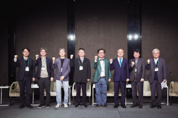 한국환경산업기술원은 7일 서울 중구 더플라자 호텔에서 환경기술 개발의 미래 방향 논의를 위한 ‘환경R&D 미래전략 포럼’을 개최했다. 김병훈(왼쪽부터) 환경부 녹색기술개발과 과장, 심형진 서울대학교 교수, 정남조 한국에너지기술연구원 단장, 김현욱 서울시립대학교 교수, 김상협 탄소중립녹색성장위원회 공동위원장, 최흥진 한국환경산업기술원 원장, 문병석 한국콜마홀딩스(주) 종합기술원 원장, 문영환 전 한국전기연구원 본부장 [한국환경산업기술원 제공]