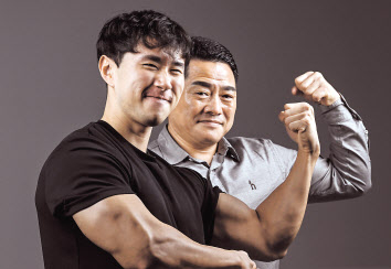 한종범(왼쪽) 경기남부경찰청 10기동대 소속 경장과 박근직 경찰대 교수가 포즈를 취하고 있다. 임세준 기자
