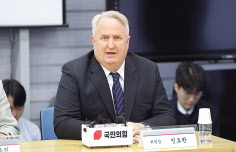 인요한 국민의힘 혁신위원장이 8일 대구에서 열린 경북대 재학생 간담회에 참석해 모두발언을 하고 있다. [연합]