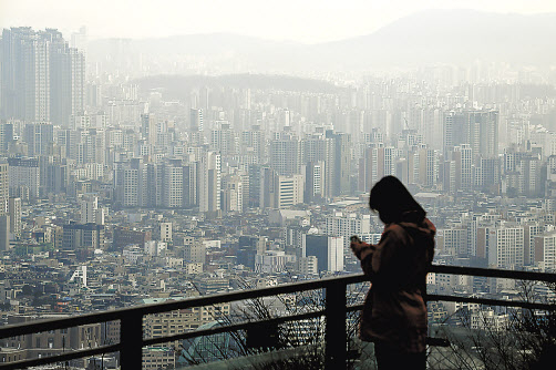 서울 용산구 남산 전망대에서 강북 일대 아파트와 빌딩들이 보이고 있다. 임세준 기자