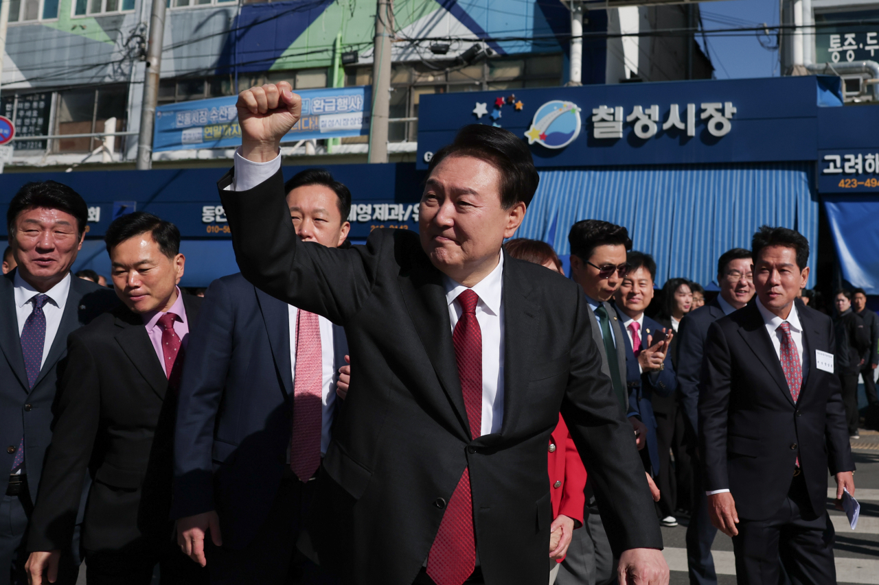 윤석열 대통령이 지난 7일 대구 북구 칠성종합시장을 방문, 시민들에게 인사하고 있다. [연합]