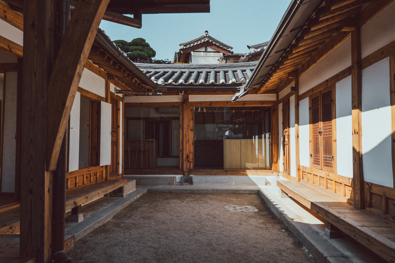 서울시는 북촌·서촌한옥마을에 시립 공공한옥을 리모델링해 서울 공공한옥 라운지를 8일 개관한다고 밝혔다. 사진은 북촌 공공한옥 라운지 안마당 전경.[서울시 제공]