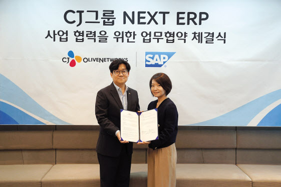 유인상(왼쪽) CJ올리브네트웍스 대표와 신은영 SAP코리아 대표가 전략적 파트너십을 위한 양해각서를 체결하고 기념촬영하고 있다.  [CJ올리브네트웍스 제공]