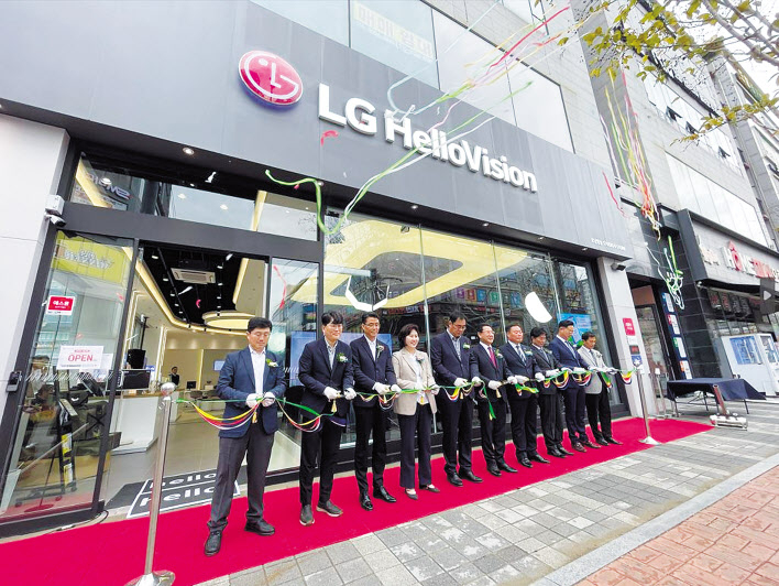 송구영(왼쪽에서 다섯 번째) LG헬로비전 대표이사와 김영록(왼쪽에서 여섯 번째) 전남지사 등 참석자들이 LG헬로비전 호남방송 스튜디오&스토어 개소식에서 테이프 커팅식을 하고 있다. [LG헬로비전 제공]