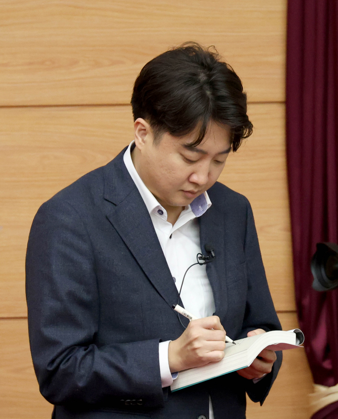 이준석 전 국민의힘 대표가 4일 오후 부산 경성대학교에서 이언주 전 의원과 함께 한 토크콘서트를 마치고 참석자에게 사인을 해주고 있다. [연합]