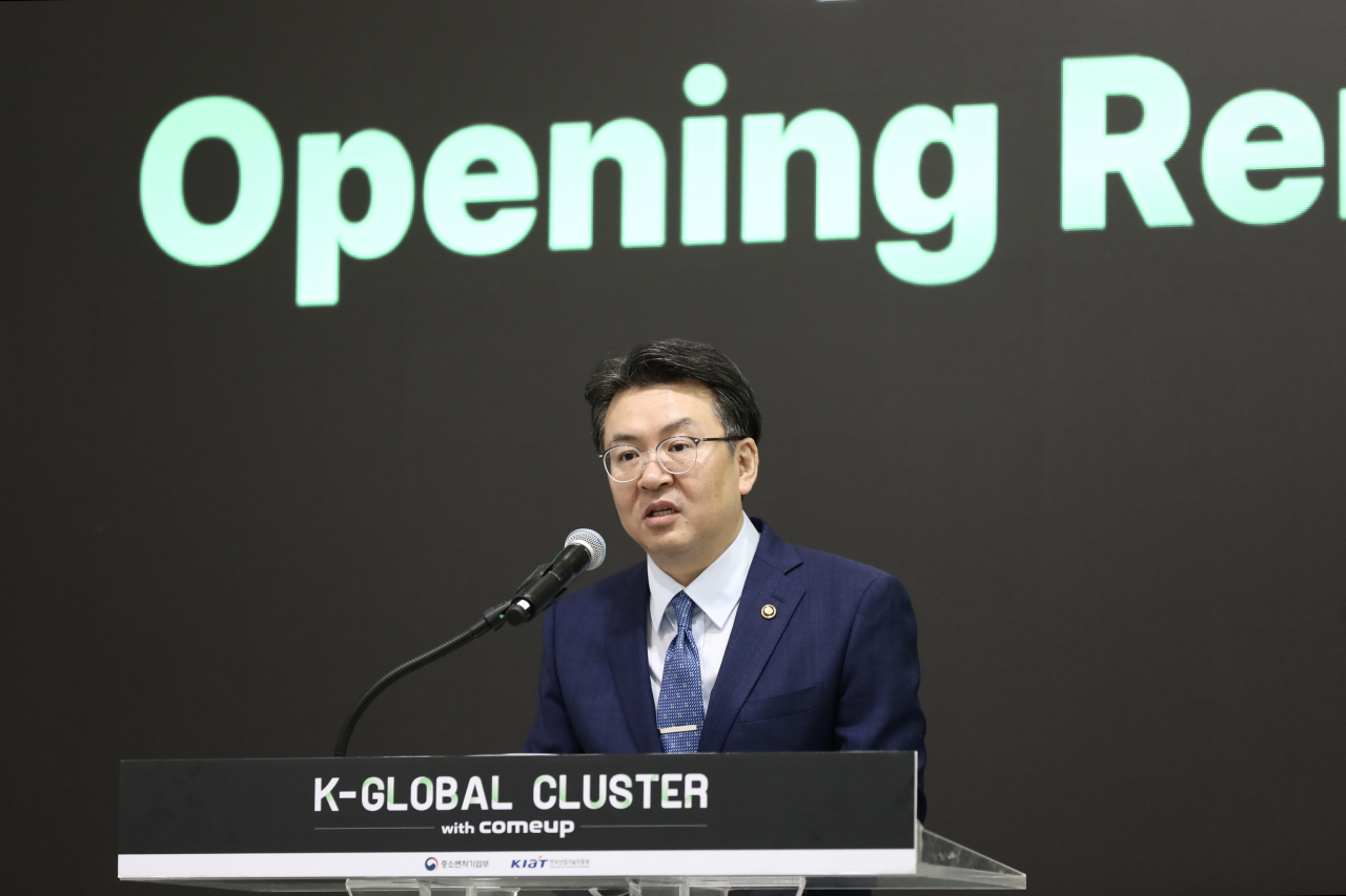 오기웅 중소벤처기업부 차관이 8일 서울 성동구 에스팩토리에서 열린 'K-글로벌 클러스터' 개막식에서 개회사를 하고 있다.