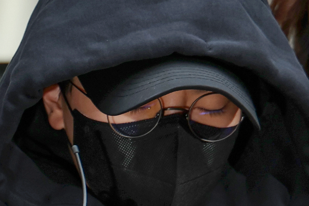 특정경제범죄가중처벌법상 사기 혐의를 받는 전청조 씨가 3일 오후 서울동부지방법원에서 열리는 영장실질심사에 출석하기 위해 서울 송파경찰서에서 나오고 있다. [연합]