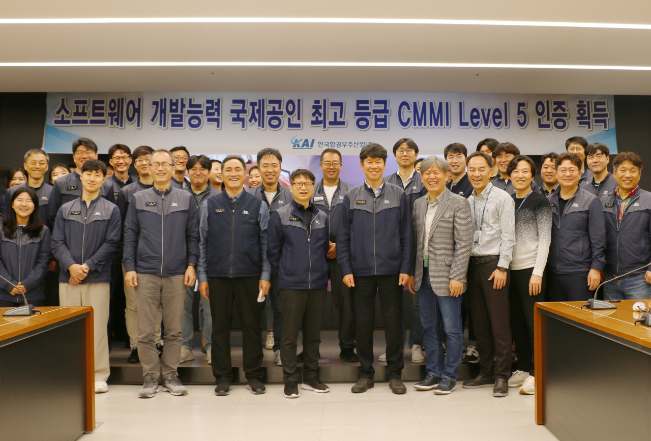 CMMI 레벨5 인증 승인 획득을 기념해 KAI 임직원들이 사진을 찍고 있다. [KAI 제공]