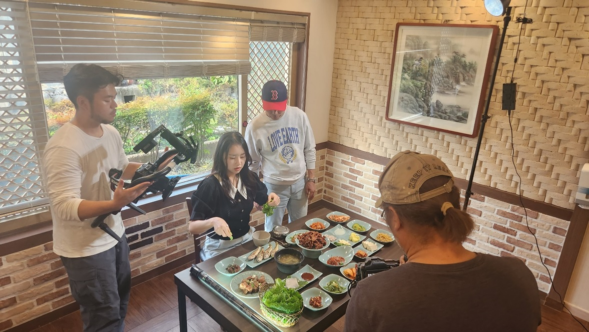 강진군은 음식특화거리 홍보 영상을 제작해 관광객 유치에 박차를 가하고 있다