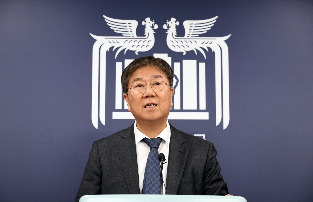 윤석열 대통령이 차기 대법원장 후보자로 조희대 전 대법관을 지명한 8일 서울 용산 대통령실 청사에서 김대기 대통령 비서실장이 인선 배경에 관해 설명하고 있다. [연합]