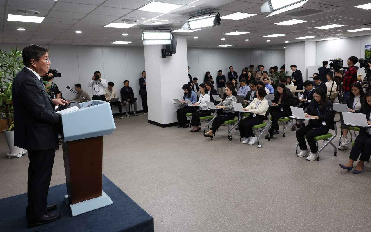 윤석열 대통령이 차기 대법원장 후보자로 조희대 전 대법관을 지명한 8일 서울 용산 대통령실 청사에서 김대기 대통령 비서실장이 인선 배경에 관해 설명하고 있다. [연합]