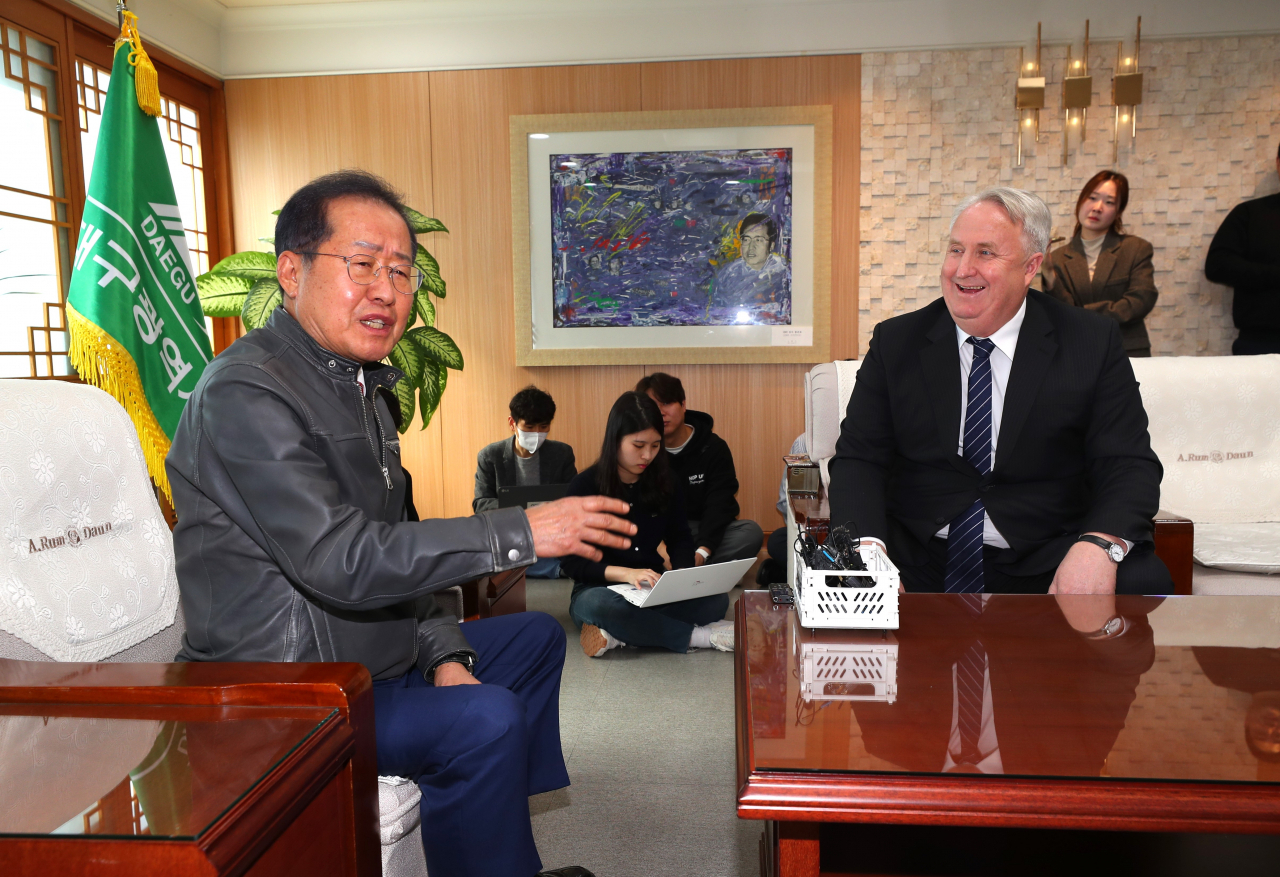홍준표 대구시장(왼쪽)과 인요한 국민의힘 혁신위원장이 8일 대구 북구 대구시청 산격청사에서 면담을 하고 있다. [연합]