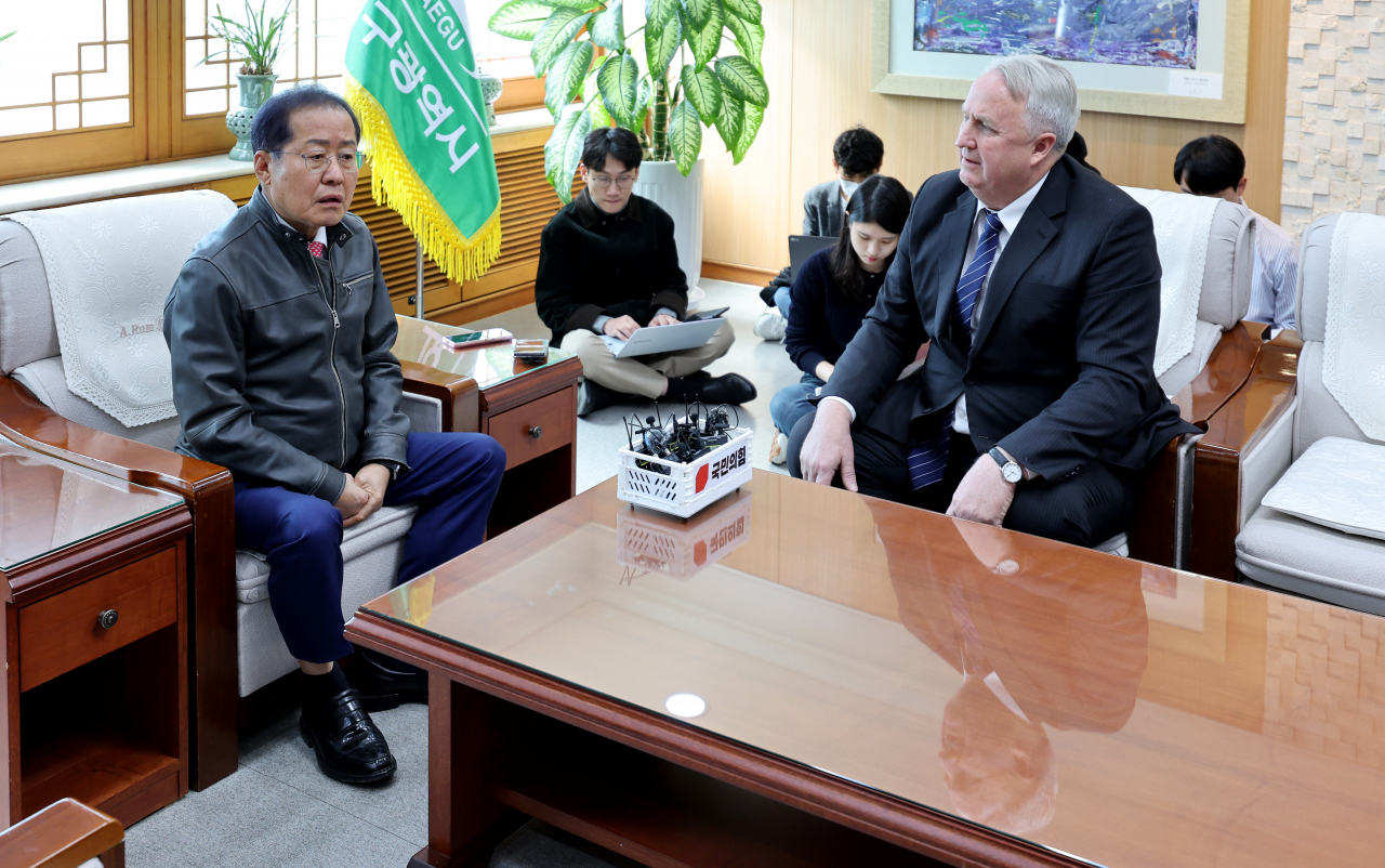 홍준표 대구시장과 국민의힘 인요한 혁신위원장이 8일 대구 북구 대구시청 산격청사에서 면담을 하고 있다. [연합]