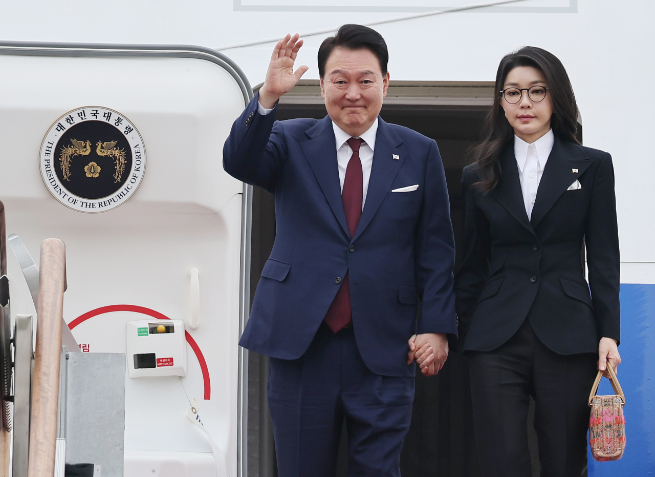 4박6일 간의 사우디아라비아·카타르 국빈 방문을 마친 윤석열 대통령과 김건희 여사가 지난달 26일 오전 성남 서울공항을 통해 귀국, 전용기인 공군 1호기에서 내리며 환영객들에게 손들어 인사하고 있다. [연합]