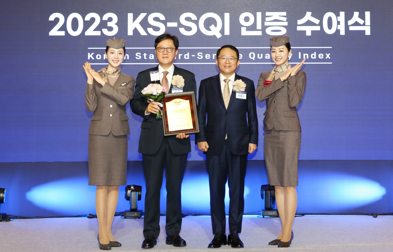 원유석(왼쪽 두 번째) 아시아나항공 대표이사가 8일 서울시 중구 롯데호텔 서울에서 열린 ‘2023 한국서비스품질지수(KS-SQI)’ 시상식에 참석해 강명수 한국표준협회 회장(왼쪽 세 번째)과 기념 촬영을 하고 있다. [아시아나항공 제공]