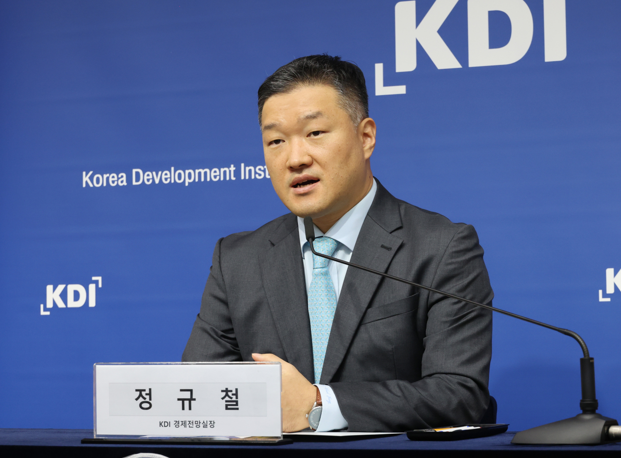 정규철 한국개발연구원(KDI) 경제전망실장이 8일 오전 세종시 정부세종청사에서 '중국 건설업 위축의 영향과 중장기 무역구조 변화의 시사점'에 대한 보고서를 발표하고 있다. [연합]