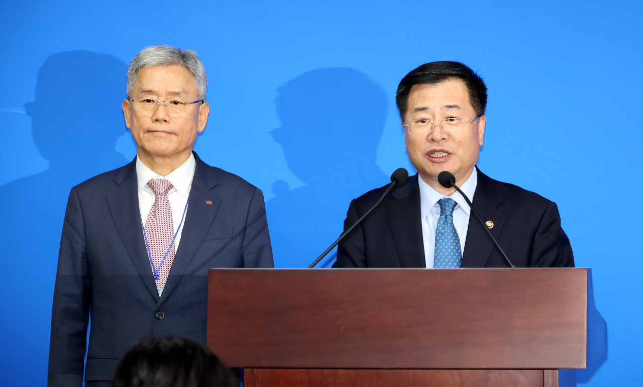 강경성 산업통상자원부 2차관(오른쪽)과 김동철 한국전력 사장이 8일 오후 정부세종청사 산업통상자원부에서 한국전력의 경영 위기 극복을 위한 '특단의 자구대책' 발표를 하고 있다. ［연합］
