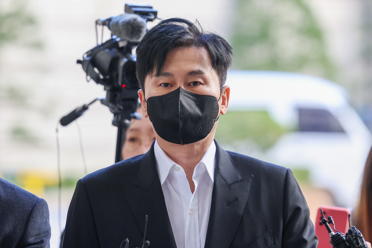 가수 비아이의 마약 혐의 수사 무마를 위해 제보자를 협박한 혐의로 재판에 넘겨진 양현석 전 YG엔터테인먼트 대표가 서울고등법원에서 열린 항소심 선고 공판에 출석하고 있다. [연합]