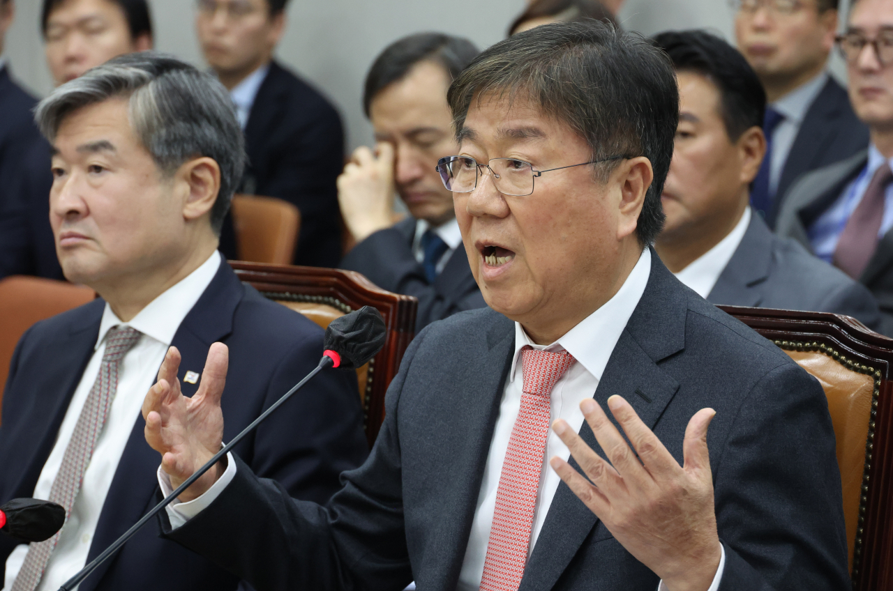 김대기 대통령 비서실장이 7일 국회에서 열린 운영위원회 국정감사에서 의원 질의에 답하고 있다. [연합]