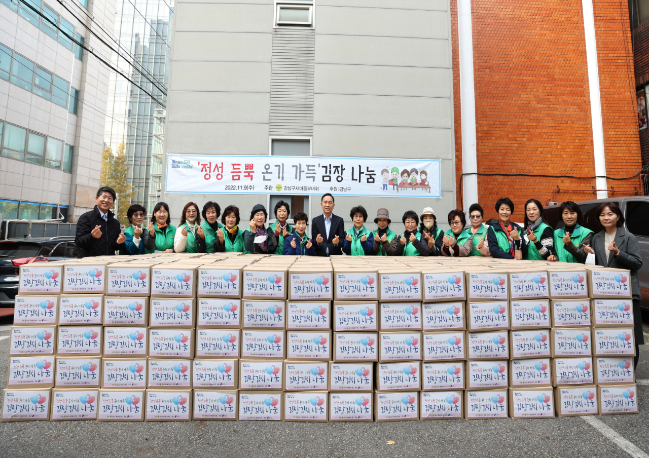 서울 강남구는 9일 9시30분 구청 본관에서 새마을부녀회와 함께 ‘사랑의 김장 나누기’ 행사를 개최한다. 사진은 지난해 김장김치 전달 행사.[강남구 제공]