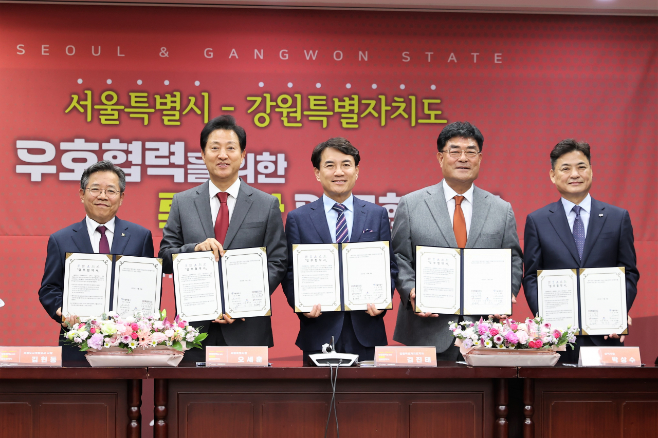 김헌동 SH공사 사장(왼쪽부터), 오세훈 서울시장, 김진태 강원도지사, 박상수 삼척시장, 오승재 강원개발공사 사장이 협약 체결 후 협약서를 들어보이고 있다.[사진=서울주택도시공사 제공]