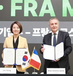 이영 중기부 장관이 8일 서울 성동구 에스팩토리에서 프랑스의 마크-앙투완 자메 코스메틱밸리 이사장(LVMH 사무총장)과 화장품 분야 협력을 위한 협정을 체결하고 있다. [중기부 제공]