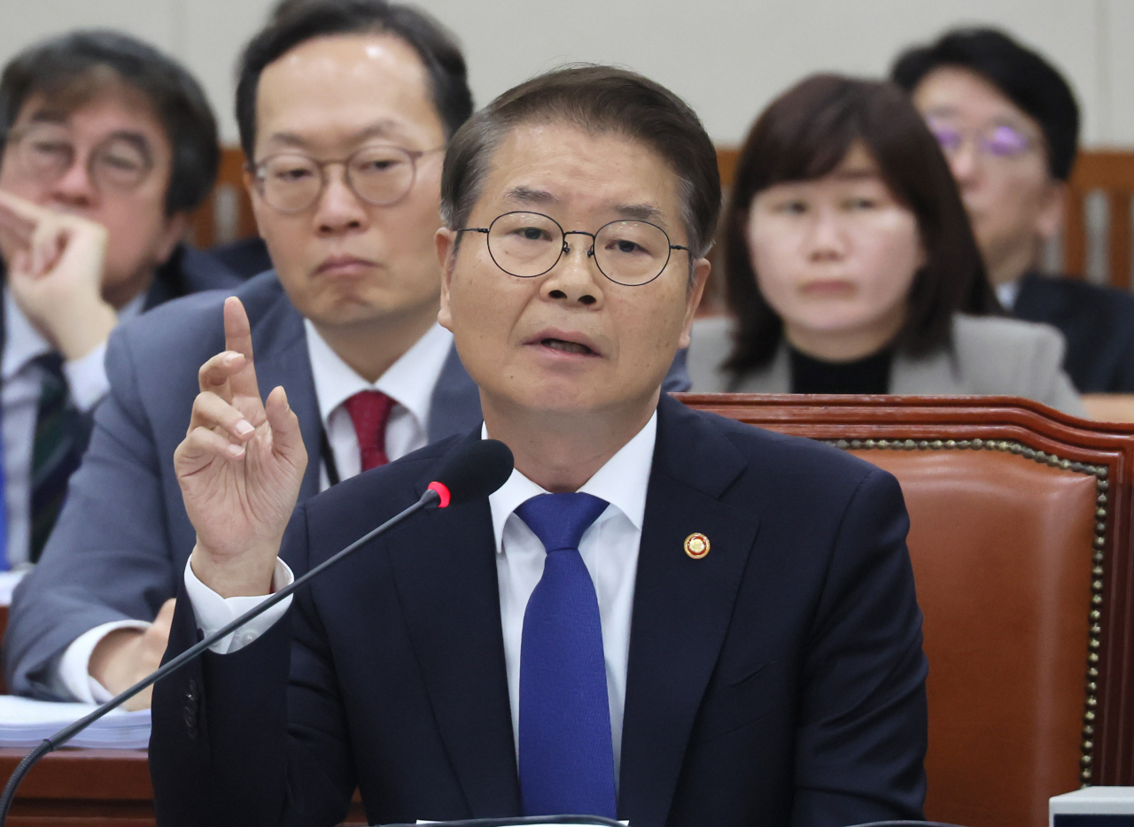 이정식 고용노동부 장관이 12일 국회 환경노동위원회에서 열린 고용노동부에 대한 국정감사에서 의원 질의에 답변하고 있다. [연합]