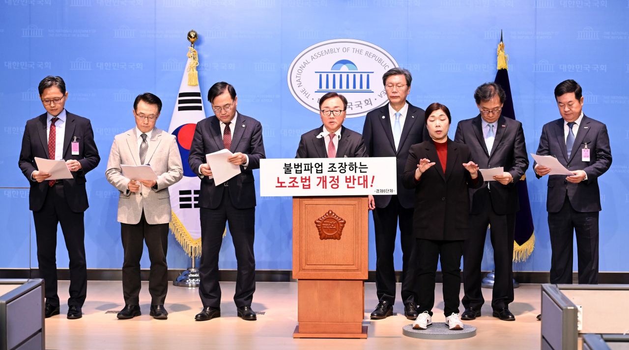 이동근 한국경영자총협회 상근부회장이 8일 서울 여의도 국회 소통관에서 '노동조합법 개정 반대 경제 6단체 공동 기자회견'을 하고 있다. 더불어민주당은 9일 본회의에 노란봉투법(노조법 2·3조 개정안)과 방송3법(방송법·방송문화진흥법·한국교육방송공사법 개정안) 상정을 예고했고, 국민의힘은 이를 저지하기 위해 필리버스터(합법적 의사진행 방해)를 진행할 계획이다. 강석구(왼쪽부터) 대한상공회의소 조사본부장, 이호준 한국중견기업연합회 상근부회장, 홍석준 국민의힘 국회의원, 이동근 한국경영자총협회 상근부회장, 김창범 한국경제인협회 상근부회장, 이명로 중소기업중앙회 상무이사 ,김고현 한국무역협회 전무.