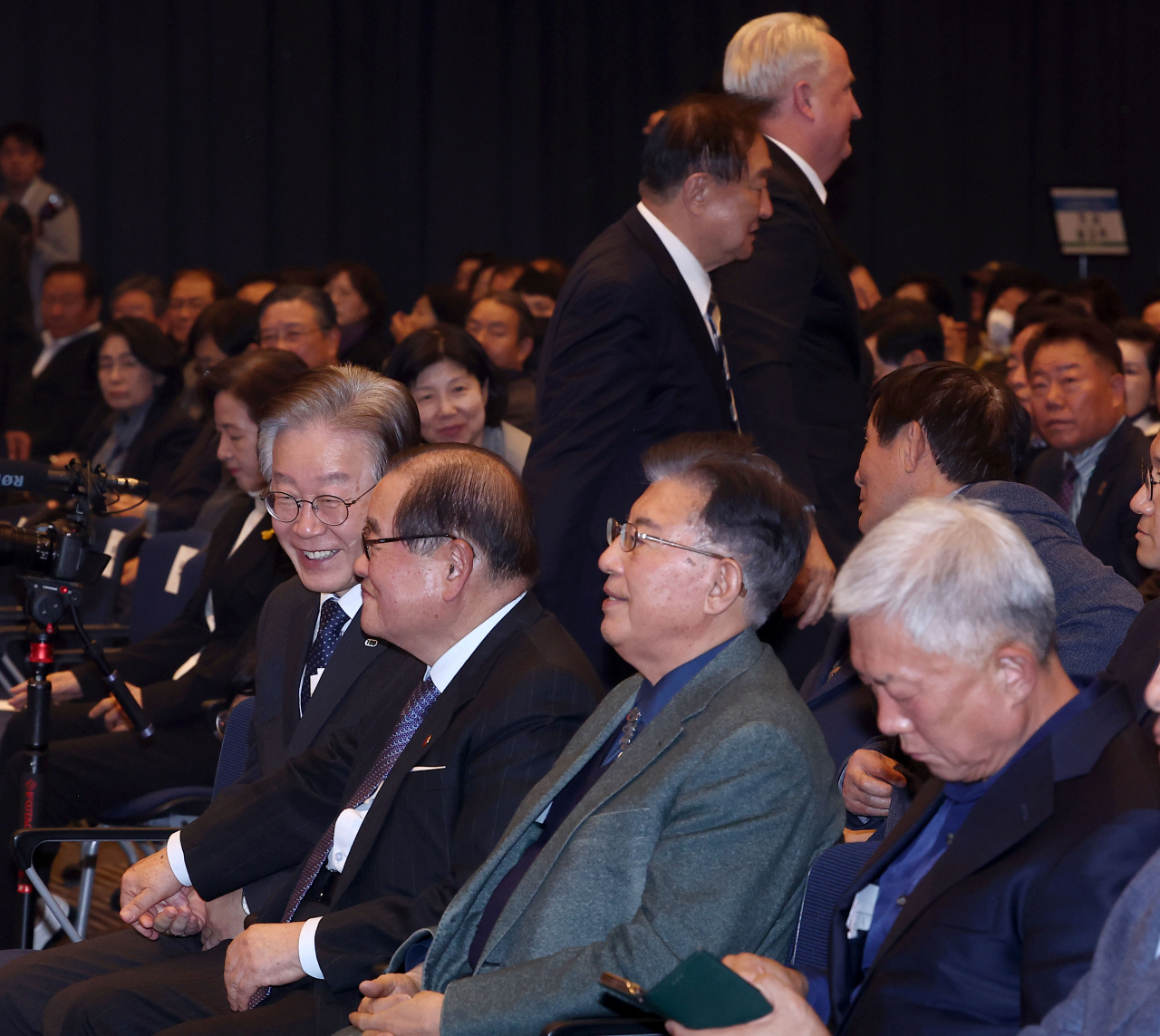 이재명 더불어민주당 대표가 8일 오후 서울 여의도 중소기업중앙회에서 열린 김대중 탄생 100주년 기념사업 추진위원회 출범식에서 이종찬 광복회장과 대화를 나누고 있다. 좌석 뒤로 국민의힘 인요한 혁신위원장이 자리를 떠나고 있다. [연합]