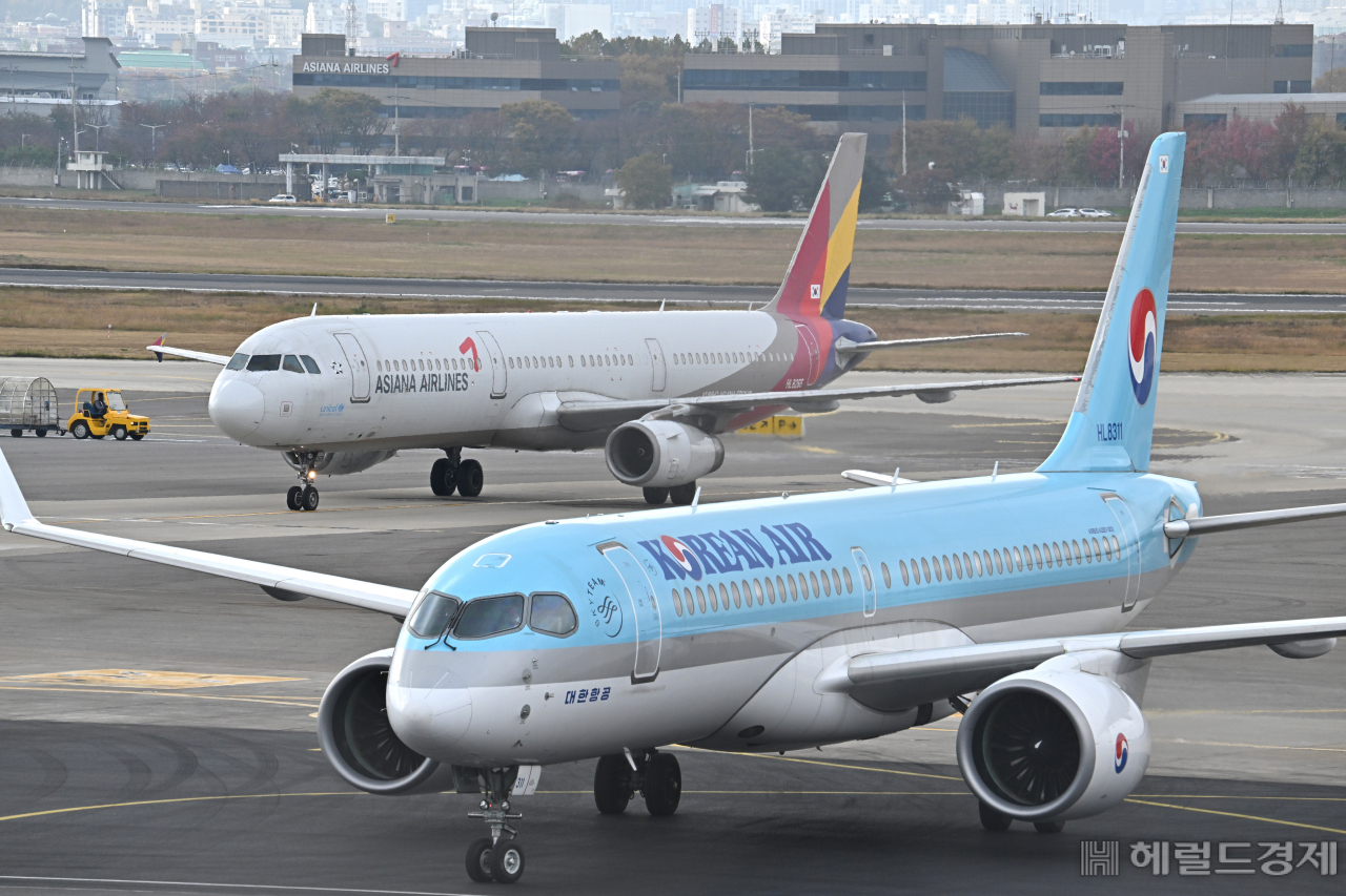 아시아나항공이 대한항공과 합병을 위해 화물사업 부문을 매각한다. 3일 오전 서울 김포공항 활주로에서 아시아나항공과 대한항공의 여객기가 이동하고 있다. 임세준 기자