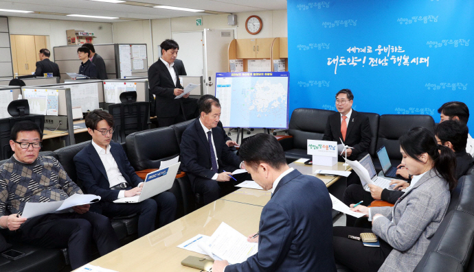 강상구 전남도 에너지산업국장이 8일 오전 도청 기자실에서 해상 풍력발전단지 조성에 따른 규제개선 관련 기자간담회를 하고 있다.[전남도 제공]