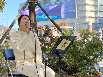 Jazz music livens up Seoul‘s streets