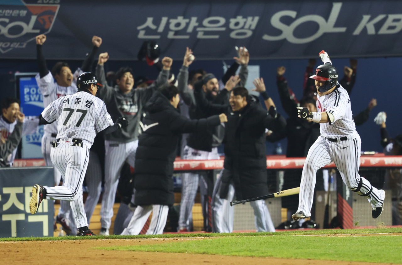 8일 서울 잠실야구장에서 열린 2023 KBO 한국시리즈 2차전 kt wiz와 LG 트윈스의 경기. 8회말 1사 2루 LG 박동원이 2점 홈런을 치고 그라운드를 달리고 있다. 연합뉴스
