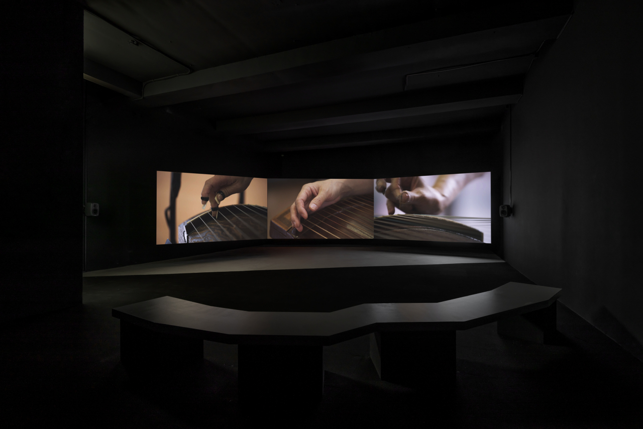 An installation view of three-channel video "Overtone" at Barakat Contemporary in Seoul (Courtesy of the gallery)