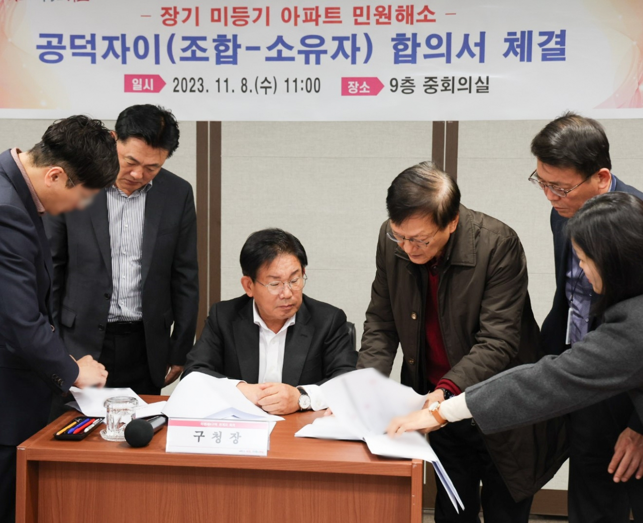 서울 마포구는 아현4구역 재개발사업과 소송 중이던 구역 내 토지 등 소유자 2인이 소송을 취하하고 ‘공덕자이 미등기 해결을 위한 합의서’를 작성했다고 9일 밝혔다.[마포구 제공]