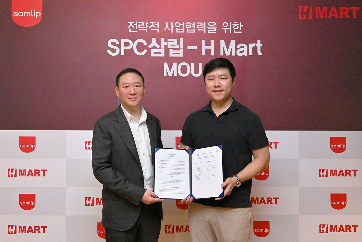 3일 서울 강남구 청담동 퀸즈파크에서 열린 ‘SPC삼립-H마트 전략적 사업협력을 위한 업무 협약식’에서 허희수(왼쪽) SPC그룹 부사장과 브라이언 권 H마트 대표가 기념촬영을 하고 있다. [SPC삼립 제공]